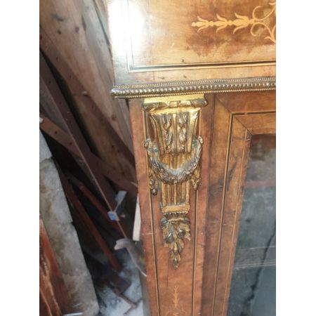 Englischer Viktorianischer Beistellschrank aus massivem Nussbaum mit Intarsien