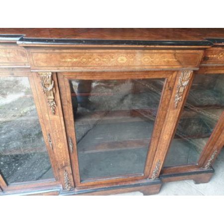 Englischer Viktorianischer Beistellschrank aus massivem Nussbaum mit Intarsien