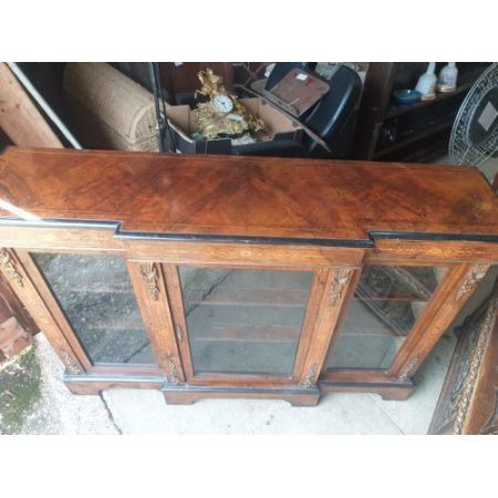 Englischer Viktorianischer Beistellschrank aus massivem Nussbaum mit Intarsien