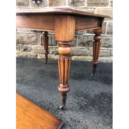 Antiker englischer Esstisch aus massivem Mahagoniholz