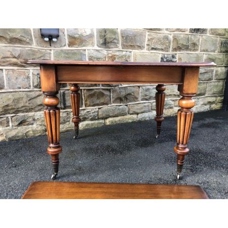 Antiker englischer Esstisch aus massivem Mahagoniholz