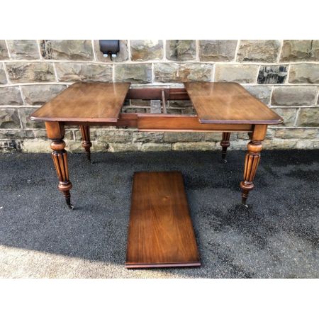 Antiker englischer Esstisch aus massivem Mahagoniholz