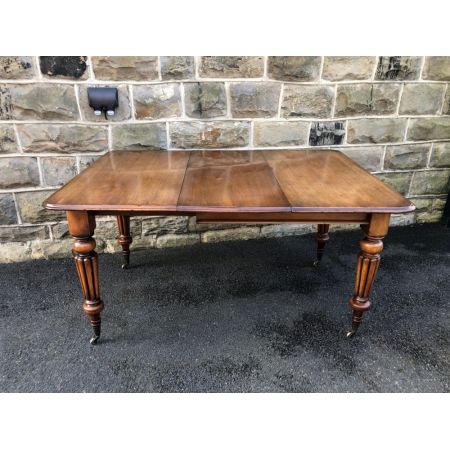 Antiker englischer Esstisch aus massivem Mahagoniholz