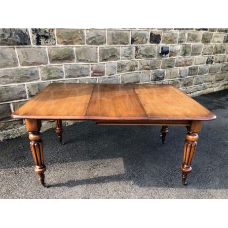 Antiker englischer Esstisch aus massivem Mahagoniholz