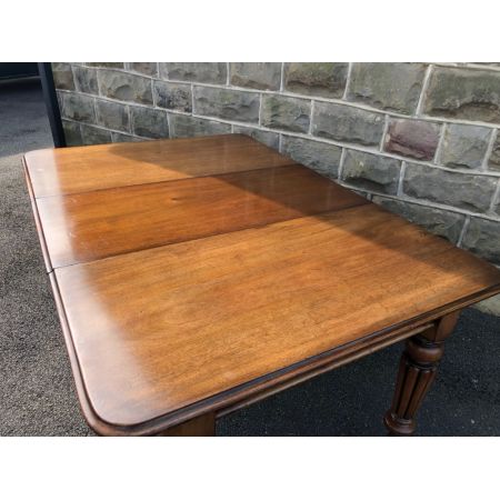 Antiker englischer Esstisch aus massivem Mahagoniholz