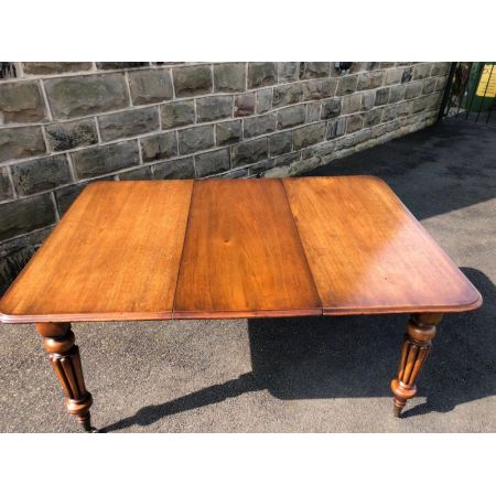 Antiker englischer Esstisch aus massivem Mahagoniholz