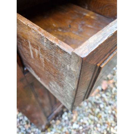 Englische Kommode aus massiver nordwaleser Eiche aus dem 18. Jahrhundert