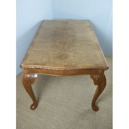 Antiker Esstisch im  englischem Queen-Anne-Design aus Wurzelnussbaum im Art Deco-Stil