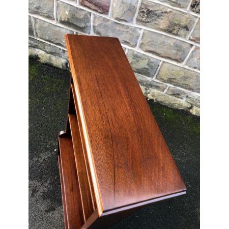 Schlankes, offenes Mahagoni-Bücherregal