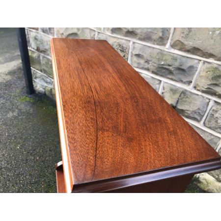 Schlankes, offenes Mahagoni-Bücherregal