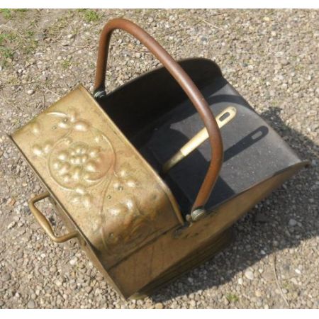 Englische Art Nouveau / Jugendstil Messing Kohlebox