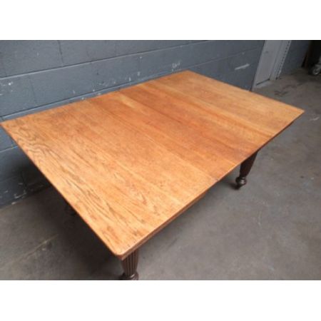 Ausziehbarer Esstisch aus Eiche