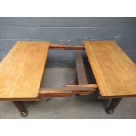 Ausziehbarer Esstisch aus Eiche