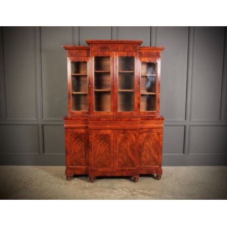 Antikes verglastes flammed Mahagoni Beakfront Bücherregal