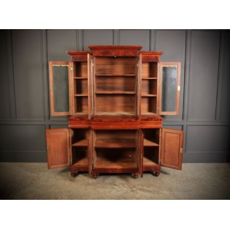 Antikes verglastes flammed Mahagoni Beakfront Bücherregal