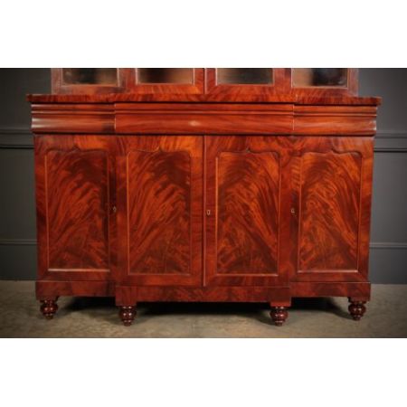 Antikes verglastes flammed Mahagoni Beakfront Bücherregal