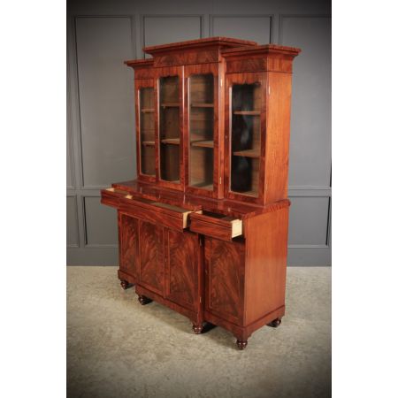 Antikes verglastes flammed Mahagoni Beakfront Bücherregal