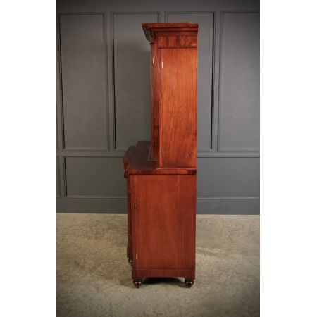 Antikes verglastes flammed Mahagoni Beakfront Bücherregal