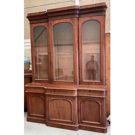 Großes victorianisches Beakfront Bücherregal aus Mahagoni Massivholz