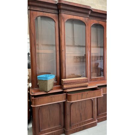 Großes victorianisches Beakfront Bücherregal aus Mahagoni Massivholz