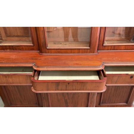 Großes victorianisches Beakfront Bücherregal aus Mahagoni Massivholz