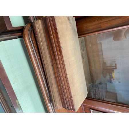 Großes victorianisches Beakfront Bücherregal aus Mahagoni Massivholz