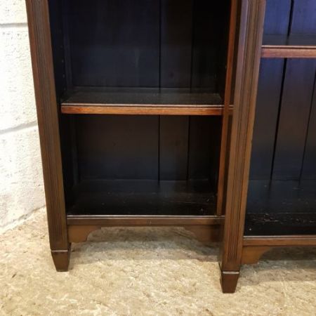 Antikes Arts & Craft Bücherregal mit Bruchfronten aus Massivholz