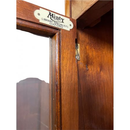 Nussbaum Bücherregal Paar aus Massivholz Globe wernicke