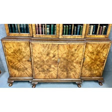 Hochwertiges Bücherregal aus massivem Walnuss  Breakfront bookcase