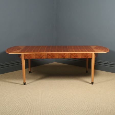 Antiker Art Déco gemaserter, ausziehbarer Esstisch aus Nussbaum