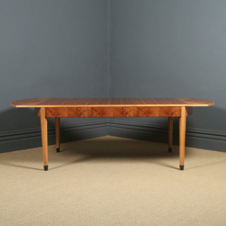 Antiker Art Déco gemaserter, ausziehbarer Esstisch aus Nussbaum