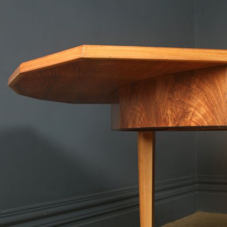 Antiker Art Déco gemaserter, ausziehbarer Esstisch aus Nussbaum