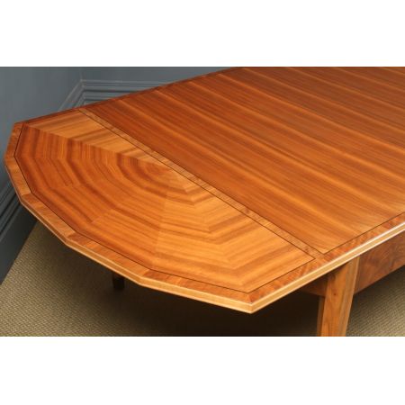 Antiker Art Déco gemaserter, ausziehbarer Esstisch aus Nussbaum