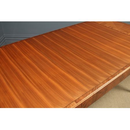 Antiker Art Déco gemaserter, ausziehbarer Esstisch aus Nussbaum