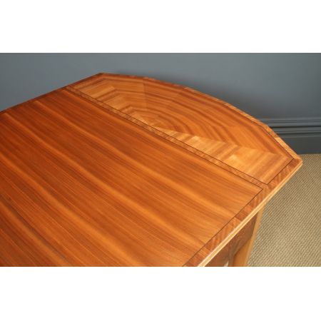 Antiker Art Déco gemaserter, ausziehbarer Esstisch aus Nussbaum