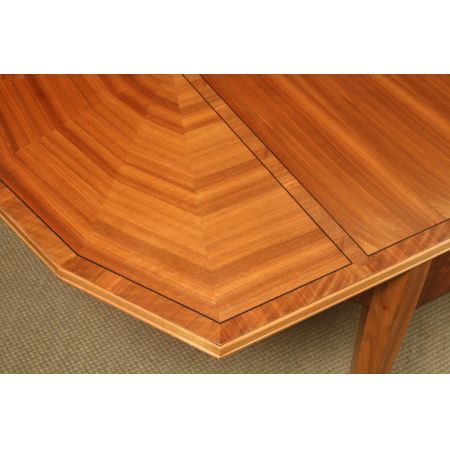 Antiker Art Déco gemaserter, ausziehbarer Esstisch aus Nussbaum