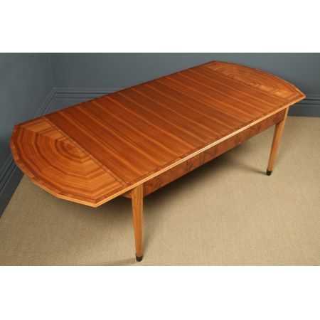 Antiker Art Déco gemaserter, ausziehbarer Esstisch aus Nussbaum