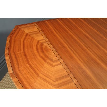 Antiker Art Déco gemaserter, ausziehbarer Esstisch aus Nussbaum