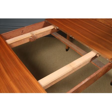 Antiker Art Déco gemaserter, ausziehbarer Esstisch aus Nussbaum