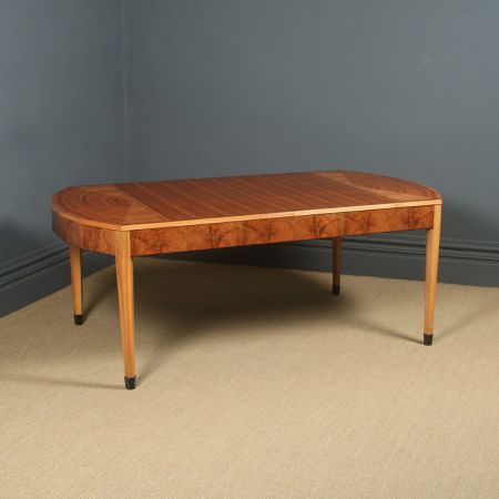 Antiker Art Déco gemaserter, ausziehbarer Esstisch aus Nussbaum