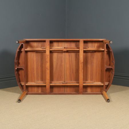 Antiker Art Déco gemaserter, ausziehbarer Esstisch aus Nussbaum