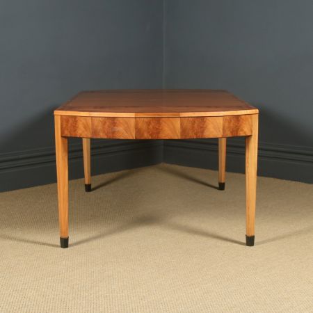 Antiker Art Déco gemaserter, ausziehbarer Esstisch aus Nussbaum