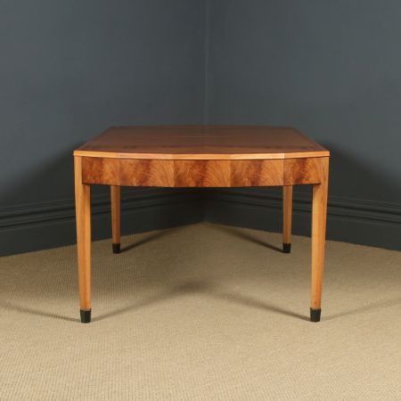 Antiker Art Déco gemaserter, ausziehbarer Esstisch aus Nussbaum