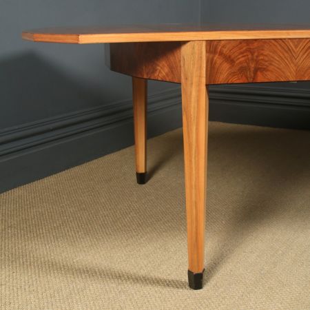 Antiker Art Déco gemaserter, ausziehbarer Esstisch aus Nussbaum