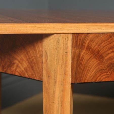 Antiker Art Déco gemaserter, ausziehbarer Esstisch aus Nussbaum