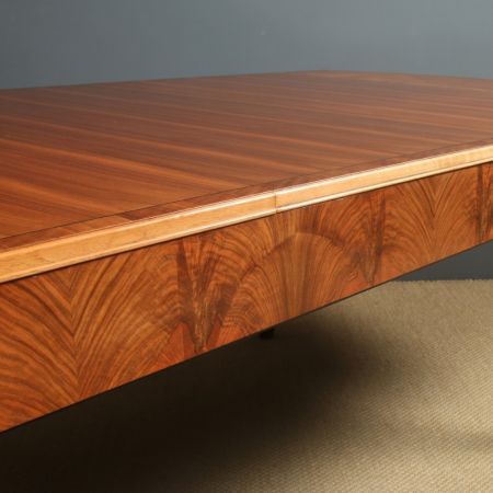 Antiker Art Déco gemaserter, ausziehbarer Esstisch aus Nussbaum