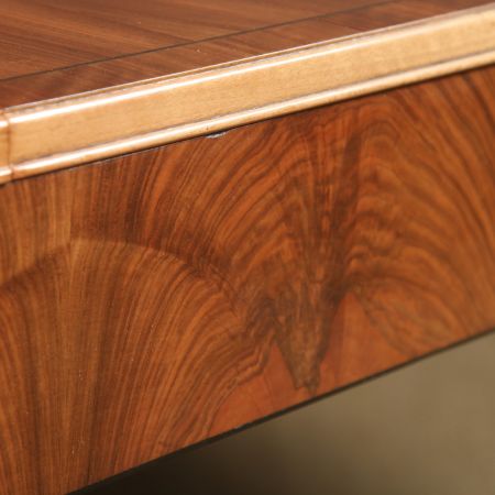 Antiker Art Déco gemaserter, ausziehbarer Esstisch aus Nussbaum