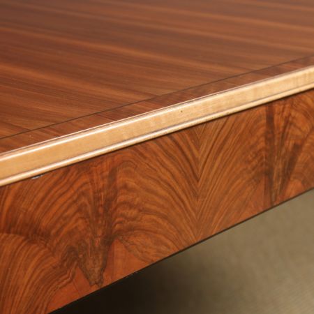 Antiker Art Déco gemaserter, ausziehbarer Esstisch aus Nussbaum