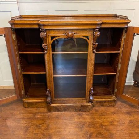 Hochwertiges viktorianisches Bücherregal aus gemasertem Nussbaum