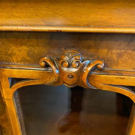 Hochwertiges viktorianisches Bücherregal aus gemasertem Nussbaum